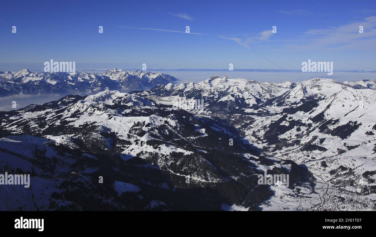 Montagne innevate intorno a Les Diablerets e Leysin. Vista dalla zona sciistica del Glacier des Diablerets Foto Stock
