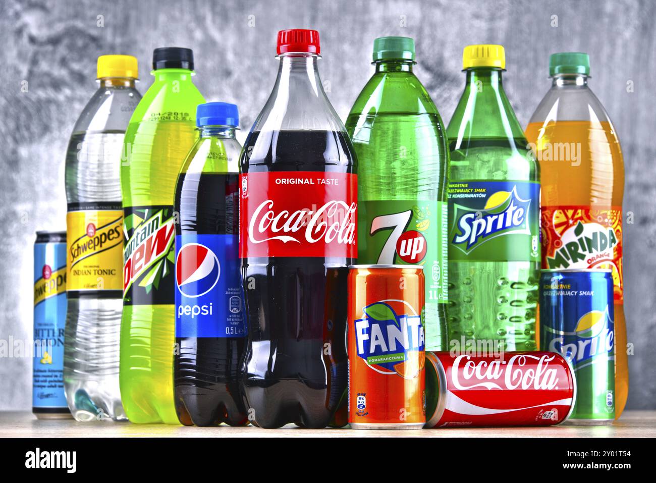 Bottiglie di global marchi di bevande analcoliche inclusi i prodotti della Coca Cola Company e Pepsico Foto Stock