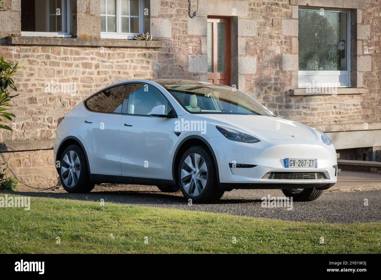 Dinan, Francia - 4 agosto 2024: Tesla Model Y Foto Stock