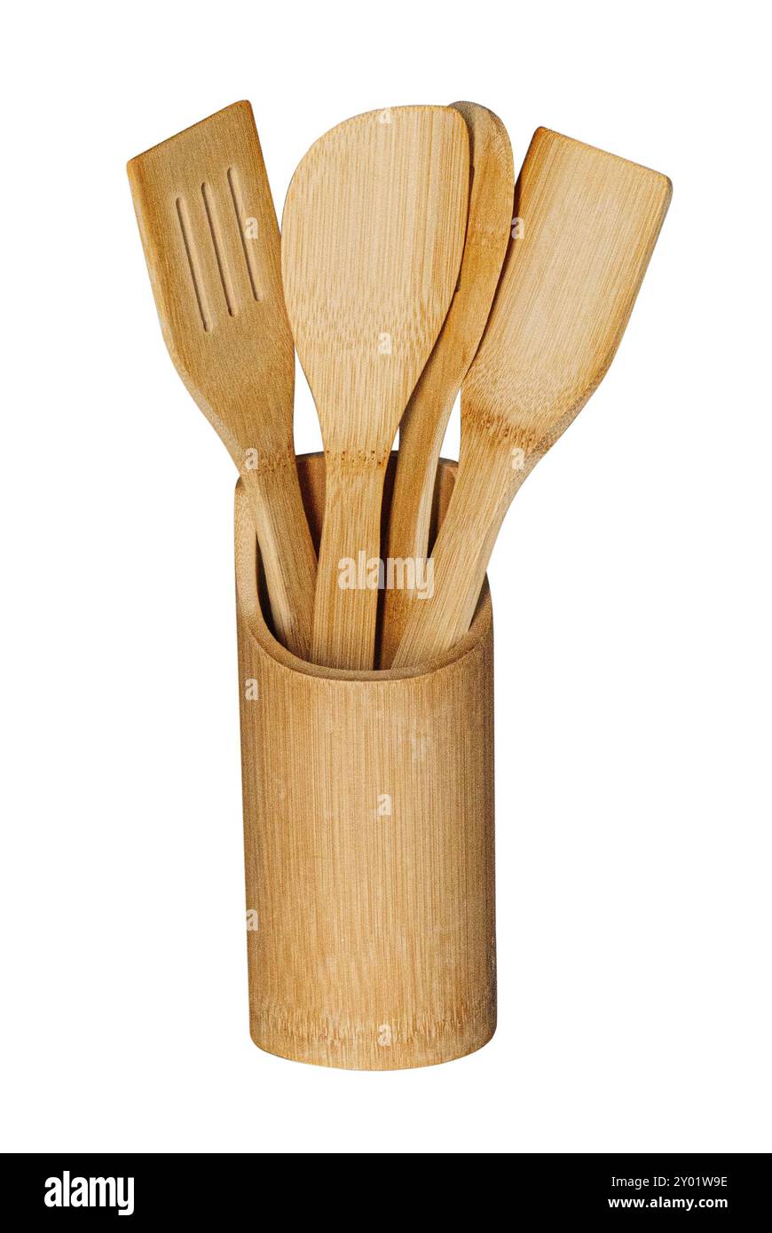 Set di utensili da cucina in legno, cucchiaio, forchetta e spatola, in un contenitore di legno, isolato su sfondo bianco Foto Stock