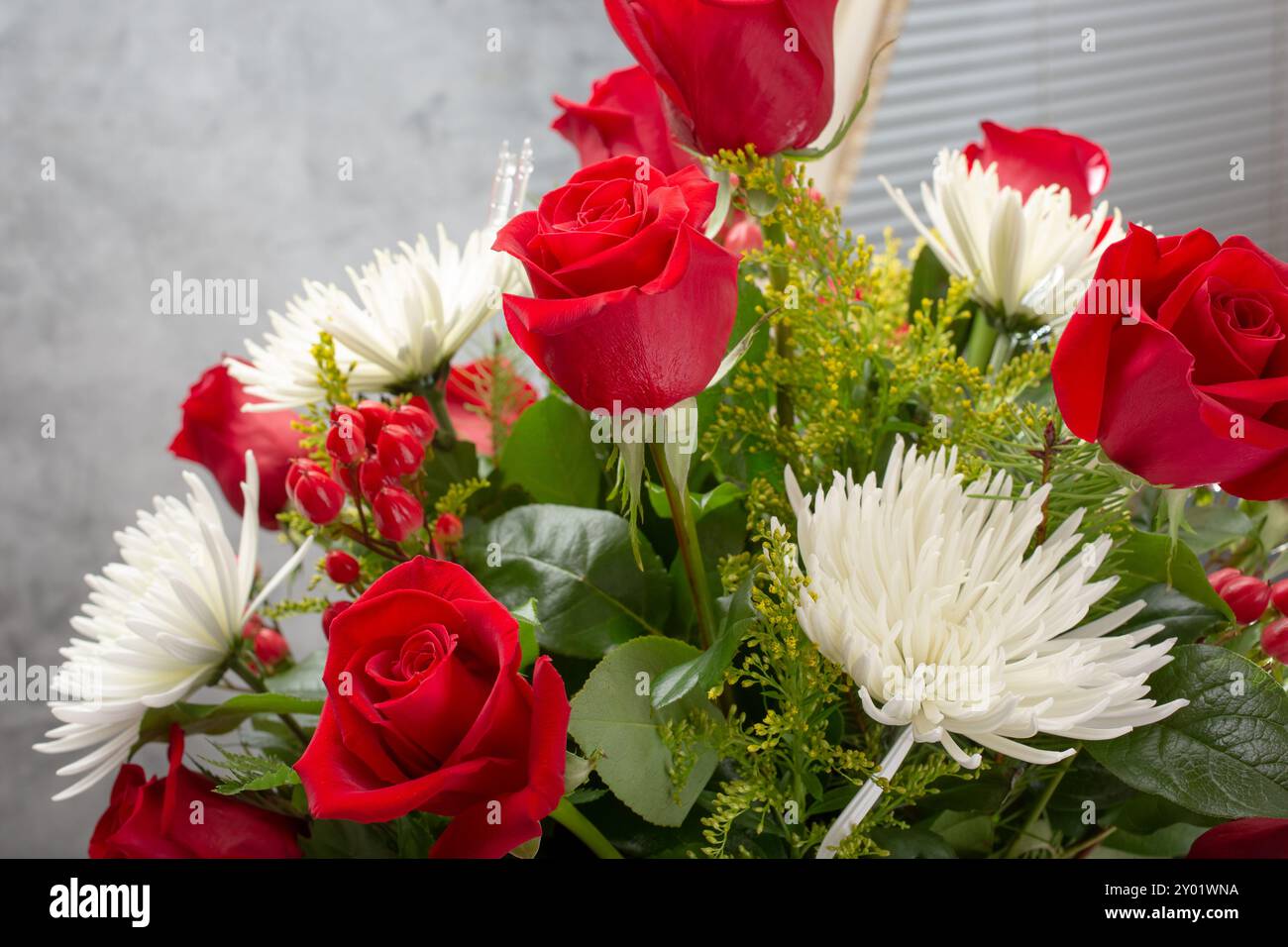 Vista di un bouquet di fiori, con rose rosse e crisantemi bianchi. Foto Stock