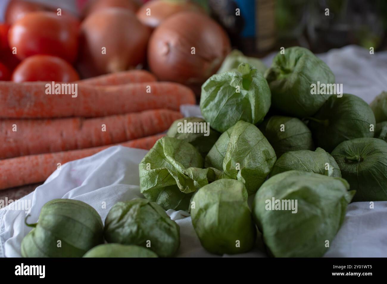 Una vista di una pila di tomatillos. Foto Stock