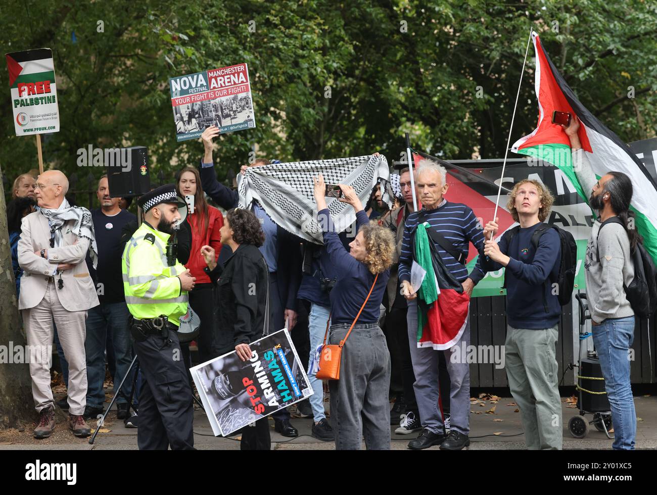 Londra, Regno Unito, 31 agosto 2024. La campagna di solidarietà della Palestina di Camden ha marciato al Sadler's Wells Theatre come parte di un disinvestimento a livello britannico per la giornata della Palestina. Dall'ottobre 2023, il Sadler's Wells ha affrontato critiche sempre più frequenti sull'etica del suo rapporto di finanziamento con Barclays, tra le affermazioni che la banca investe in compagnie di armamento israeliane. I sostenitori pro-israeliani si sono scontrati con il gruppo mentre la polizia si è assicurata che la pace fosse mantenuta. Credito : Monica Wells/Alamy Live News Foto Stock