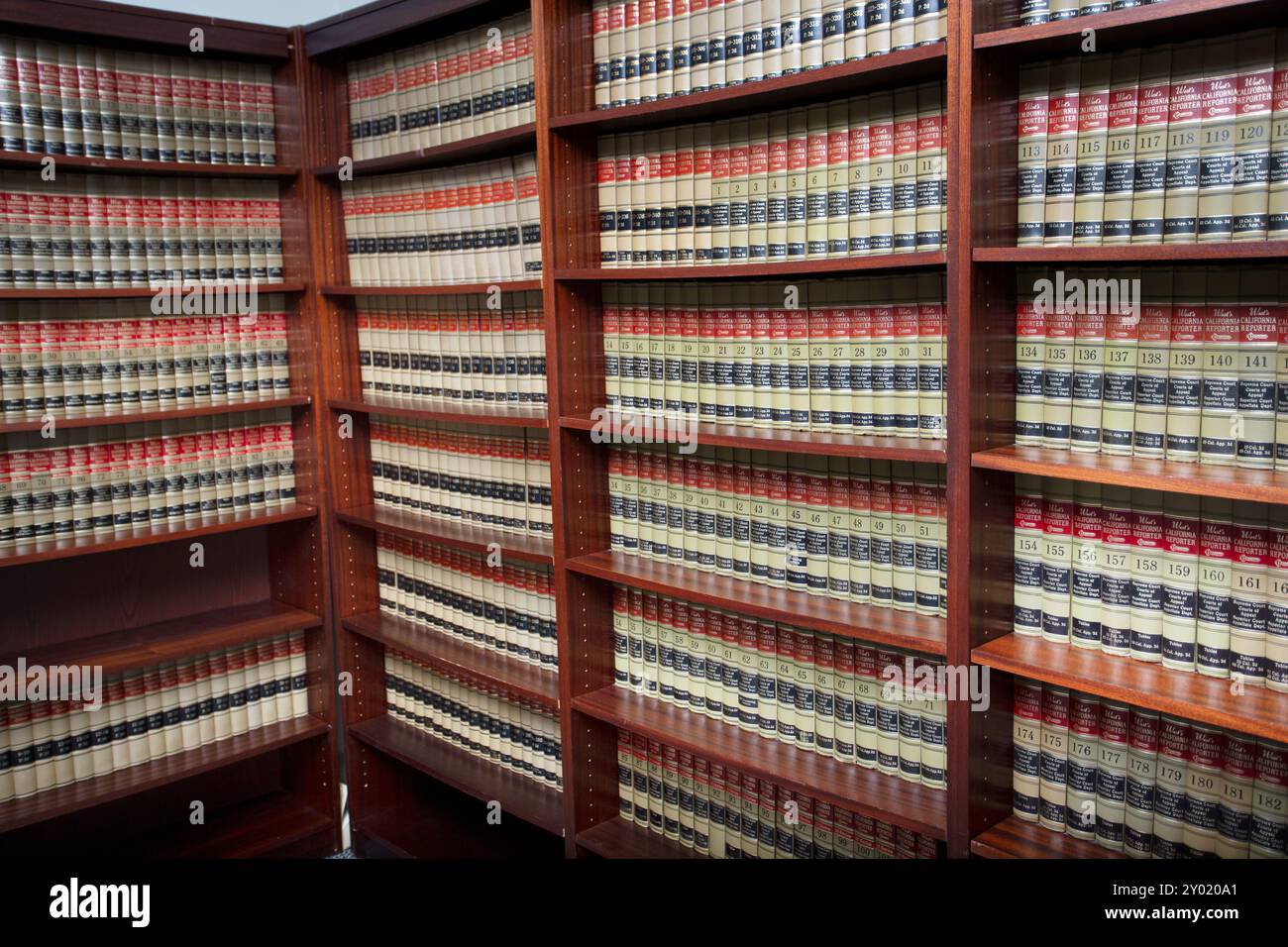 Los Angeles, California, Stati Uniti - 10-02-2021: Una vista di diverse librerie piene di libri di legge di West's California Reporter, in uno studio legale. Foto Stock