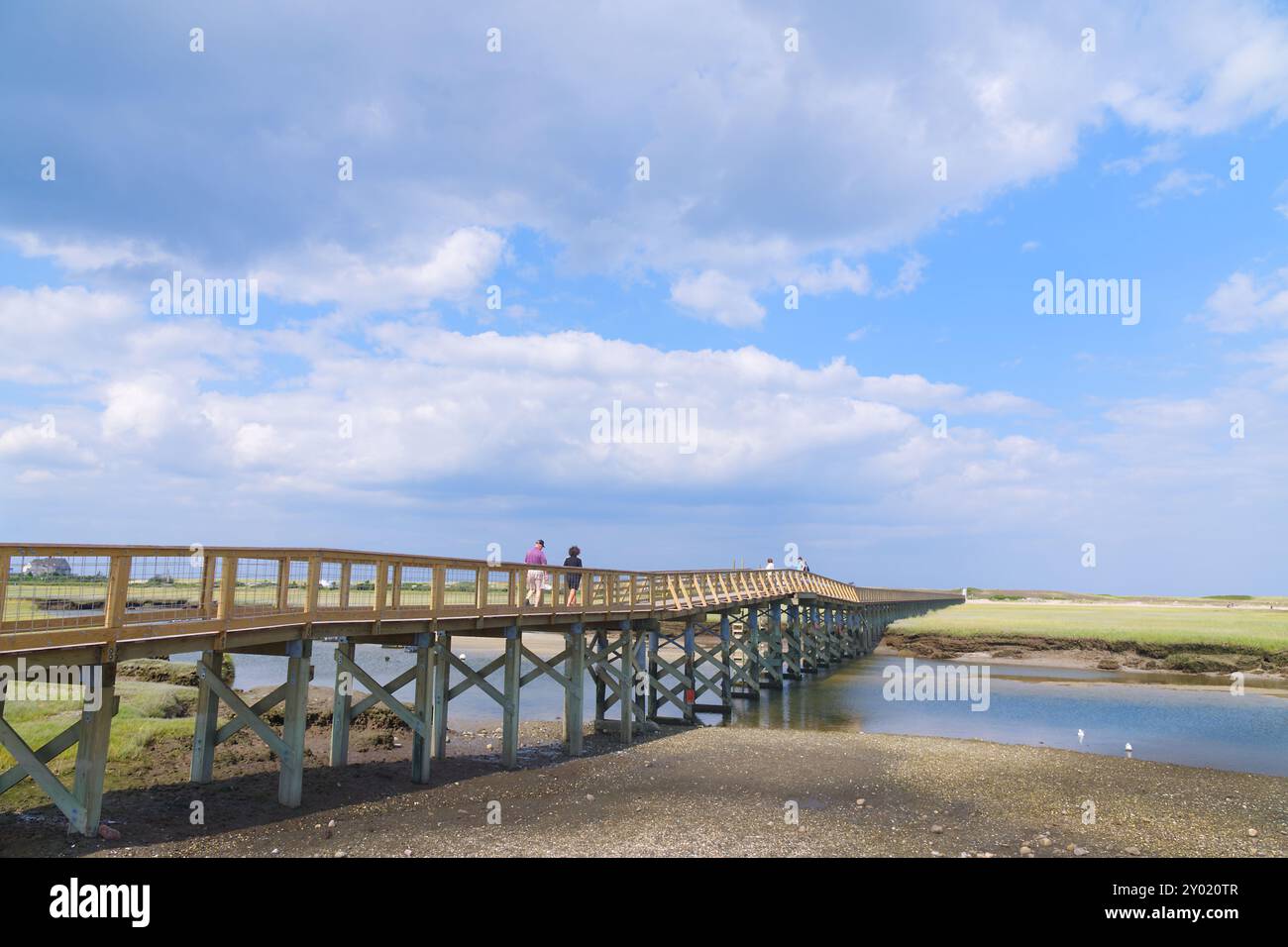 Storica passeggiata sul lungomare di Sandwich. Costruito nel 1872, ricostruito nel 2024 in seguito ai danni causati dalla tempesta Foto Stock
