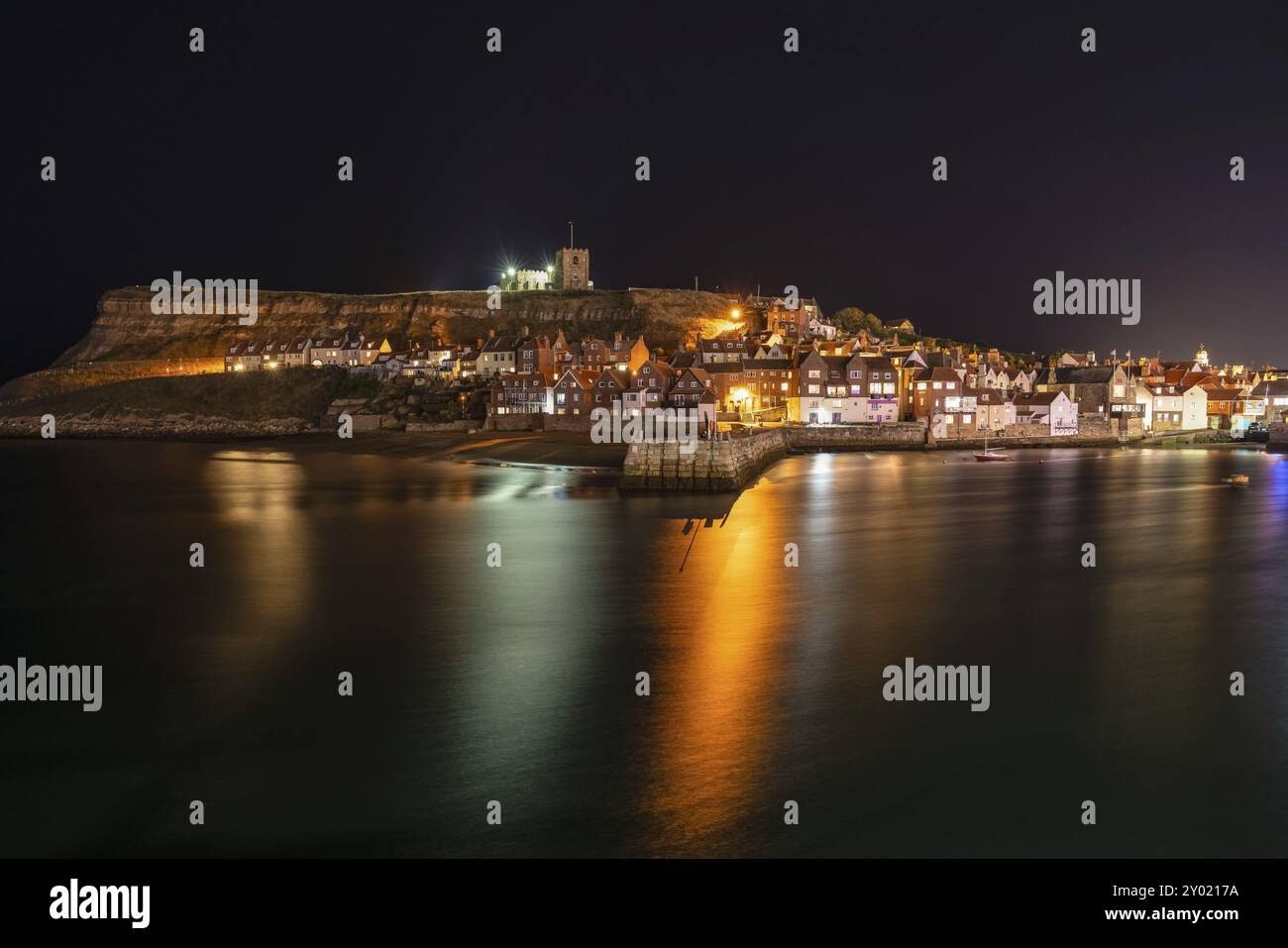 Whitby, North Yorkshire, Inghilterra, Regno Unito - 12 Settembre 2018: vista serale verso la Tate Pier e St. Mary's dal Molo Road Foto Stock