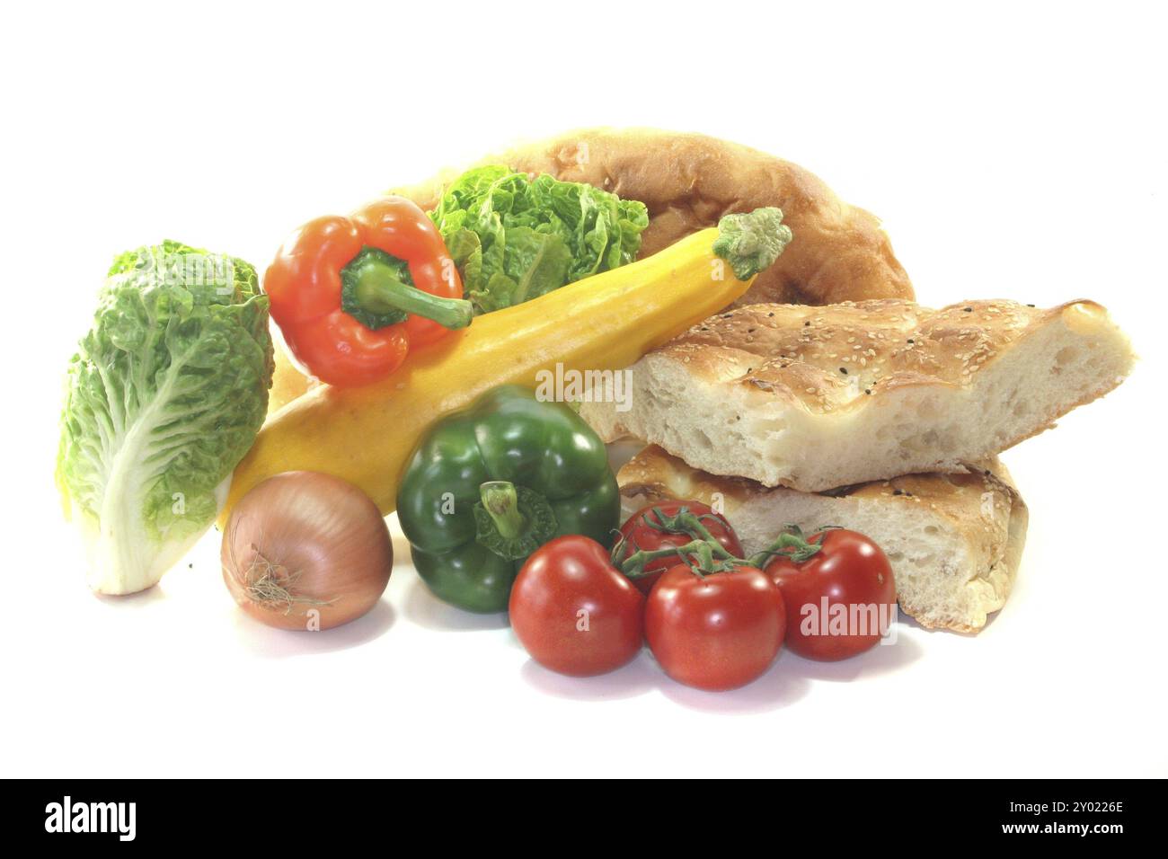 Verdure fresche mediterranee con focaccia su sfondo bianco Foto Stock