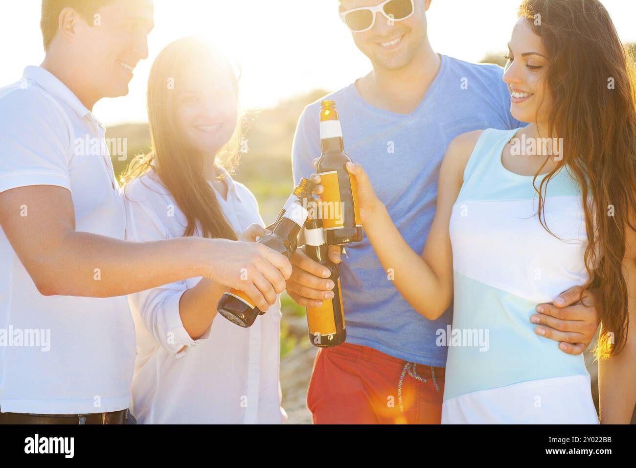 Gruppo di amici felice avente una summer party in spiaggia Foto Stock