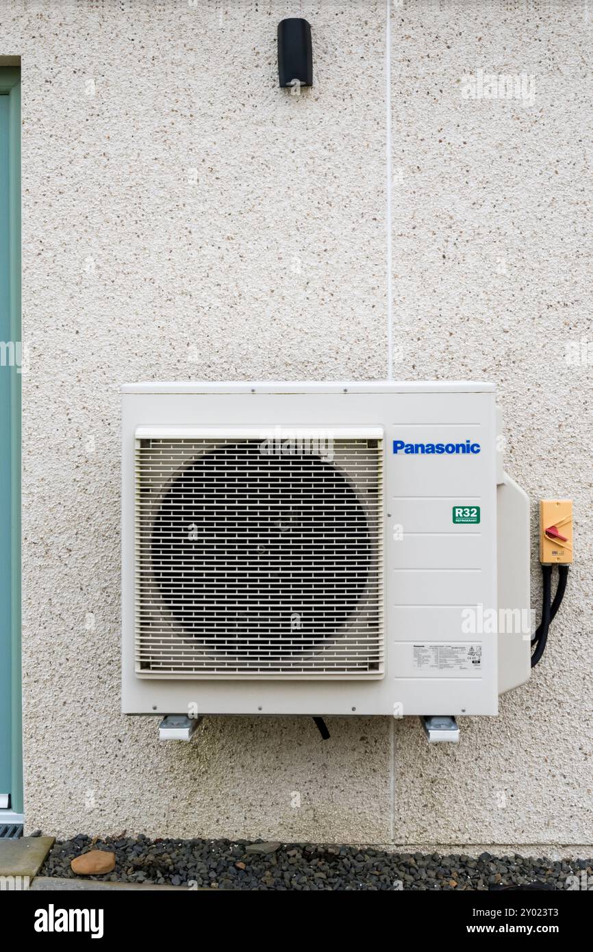 Una pompa di calore della fonte d'aria all'esterno di una casa sulle Orcadi. Foto Stock