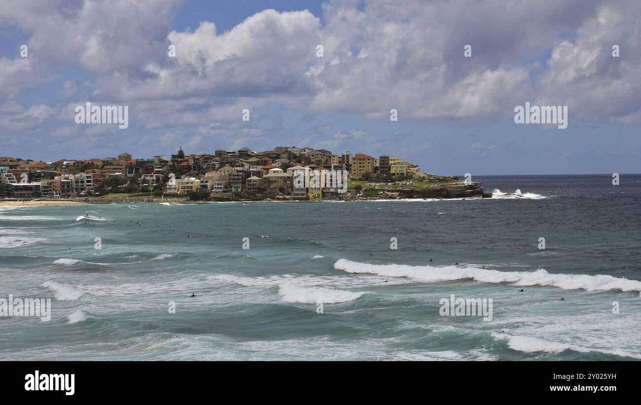 Scena costiera a Bondi Beach. Onde e case sulla riva Foto Stock