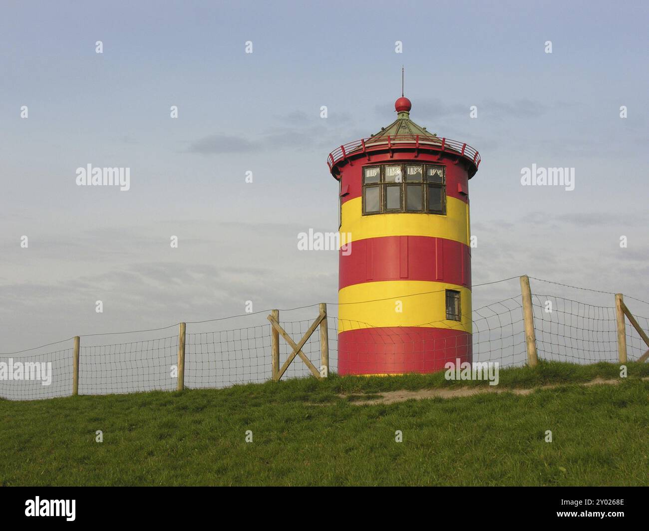 Il faro di Pilsum, un punto di riferimento della Frisia orientale, oggi funge da ufficio di registrazione. (Quando si utilizza l'immagine, assicurarsi che il riferimento t Foto Stock