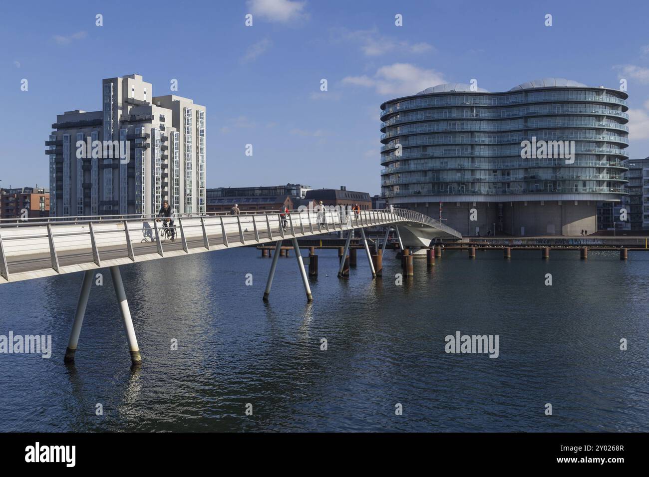 Copenaghen, Danimarca, 17 marzo 2016: Moderno ponte ciclistico Bryggybroen e Gemini Residence Building, Europa Foto Stock