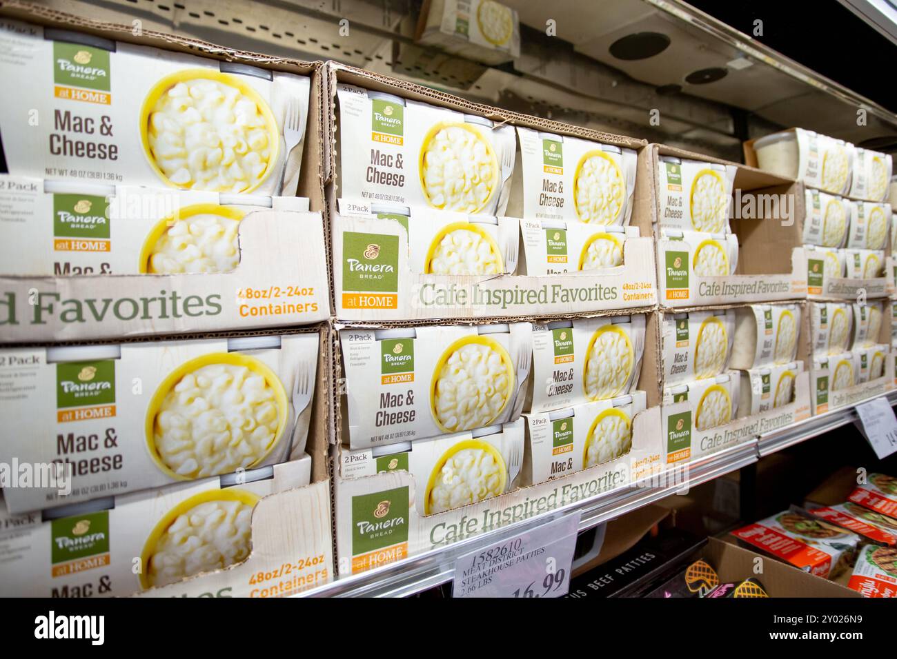 Los Angeles, California, Stati Uniti - 03-01-2022: Una vista di diversi contenitori di prodotti prefabbricati Panera Bread Mac e Cheese, presso il negozio. Foto Stock