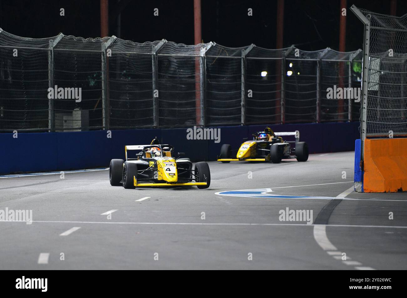 Chennai, INDIA. 31 agosto 2024. Le auto da corsa F4 sono in azione accelerando sui tracciati durante la sessione Free Practise il giorno 1 del round 2 del campionato indiano F4, che è anche la prima Indian Street Night Race di sempre a Chennai, INDIA. Crediti: Ranjith Kumar/Alamy Live News. Foto Stock