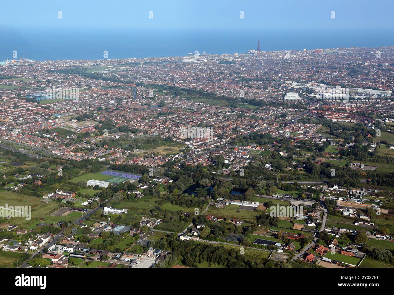 Vista aerea di Blackpool dalla se attraverso la A5230 Road, Progress Way e Squires Gate Lane, con il South Shore Lawn Tennis Club Foto Stock