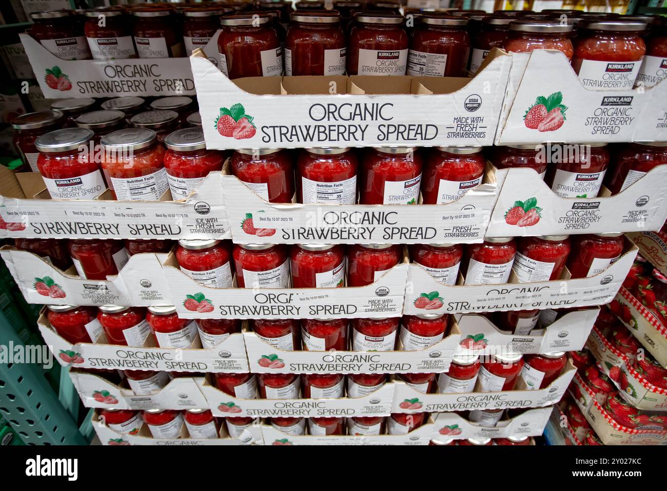 Los Angeles, California, Stati Uniti - 05-20-2022: Una vista di diversi vasetti di Kirkland Signature biologiche fragole spalmabili, al Costco. Foto Stock