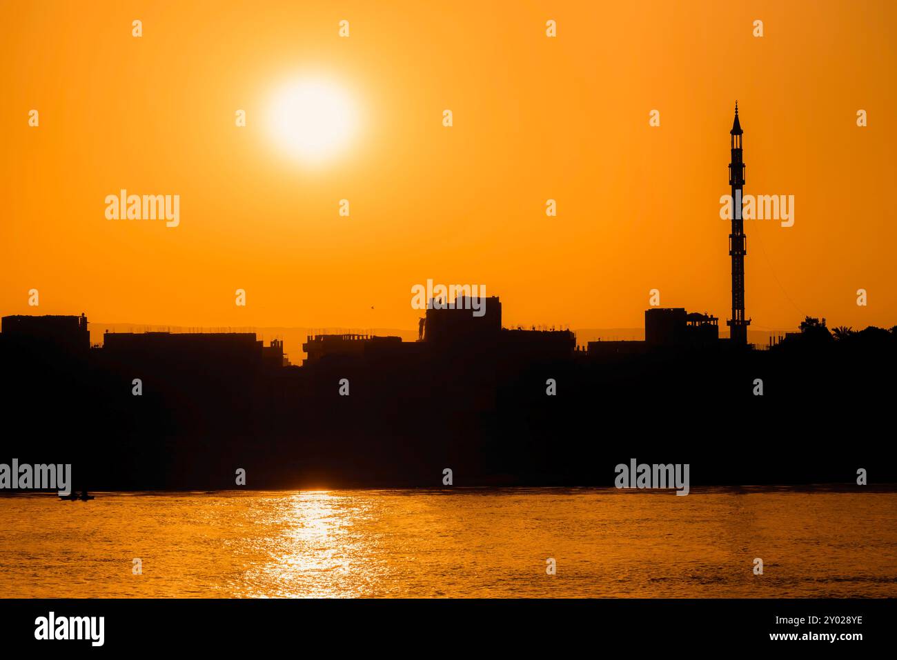 Lo skyline di Esna al tramonto Foto Stock