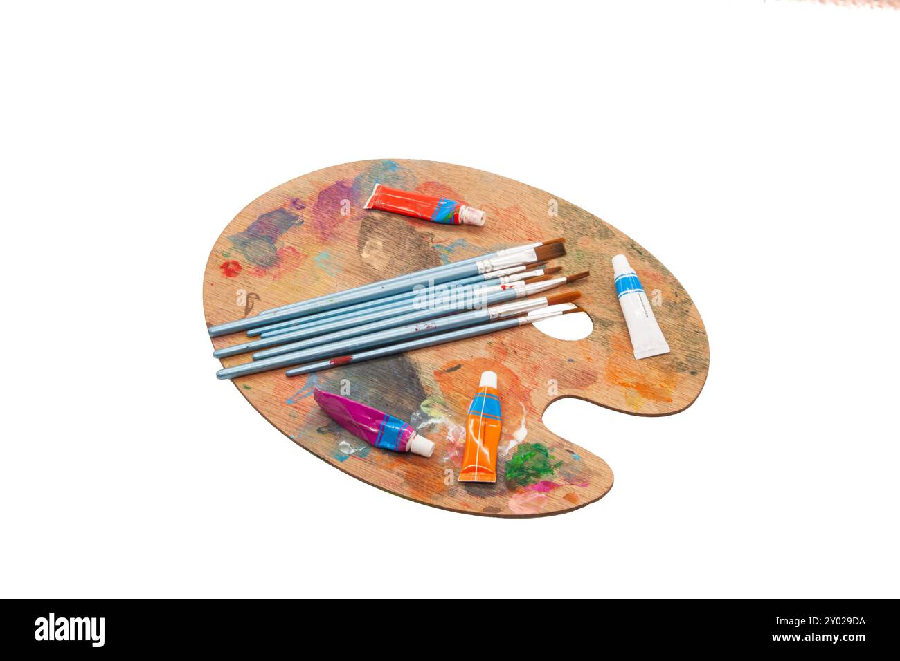 Tavolozza artistica in legno con colori e pennelli colorati per attività creative. Orizzontale Foto Stock