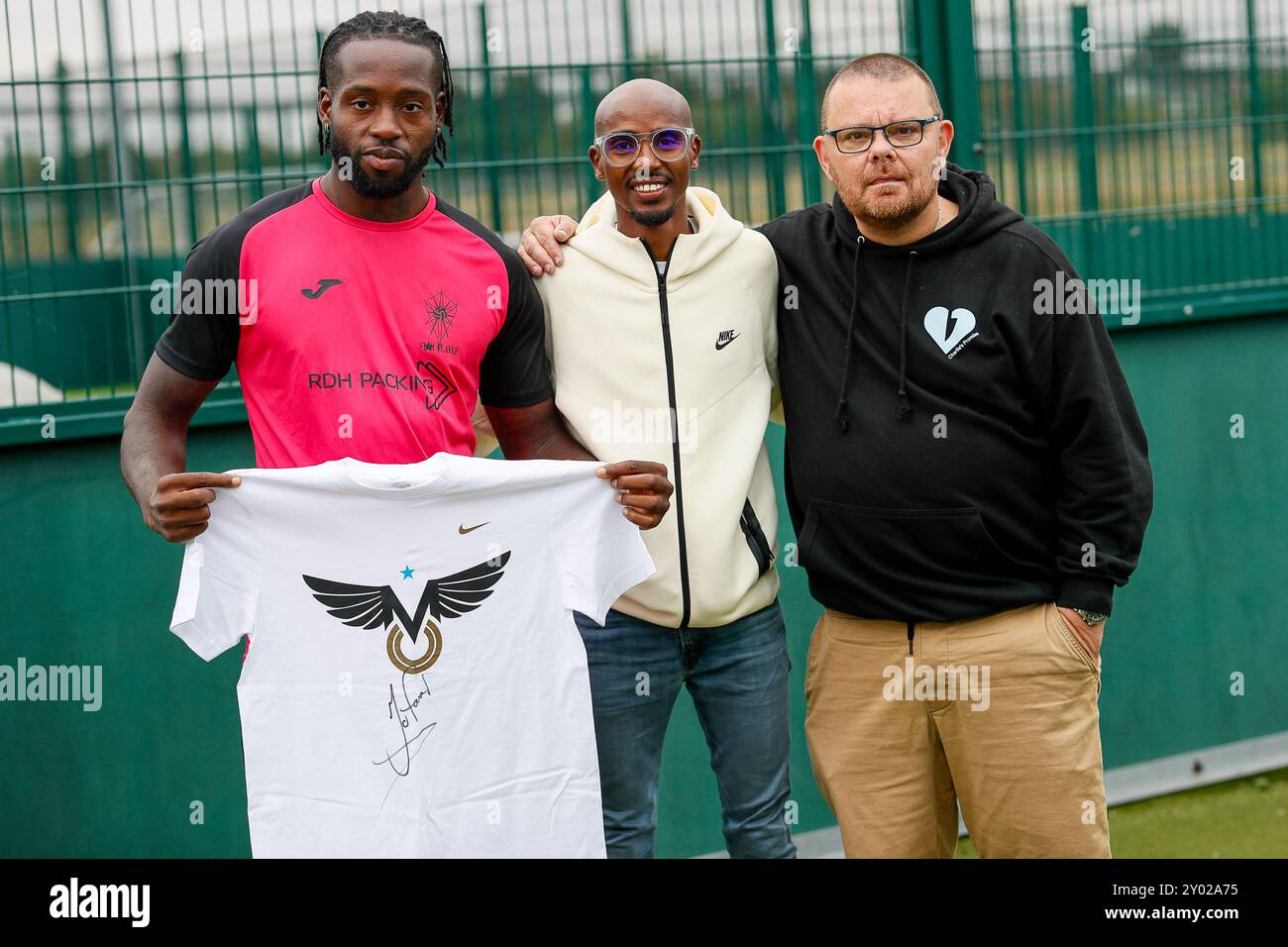 Nallhead Road, Feltham. 31 agosto 2024. Un torneo commemorativo di calcio si è tenuto oggi presso il club di calcio Power League di Feltham, Londra. Il torneo era in aiuto di Charlie's Promise, un ente di beneficenza istituito in onore di Charlie Cosser che fu tragicamente pugnalato ad una festa a Warhnam, nel Sussex, nel luglio 2023. Charlie e' morto per le sue ferite, e suo padre Martin da allora ha dedicato la sua vita ad educare i giovani sui pericoli del crimine con i coltelli attraverso la promessa di Charlie. Ospite d'onore al torneo di oggi è stato Sir Mo Farah, Olympiad, che regolarmente gioca a calcio in questo luogo con ciao Foto Stock