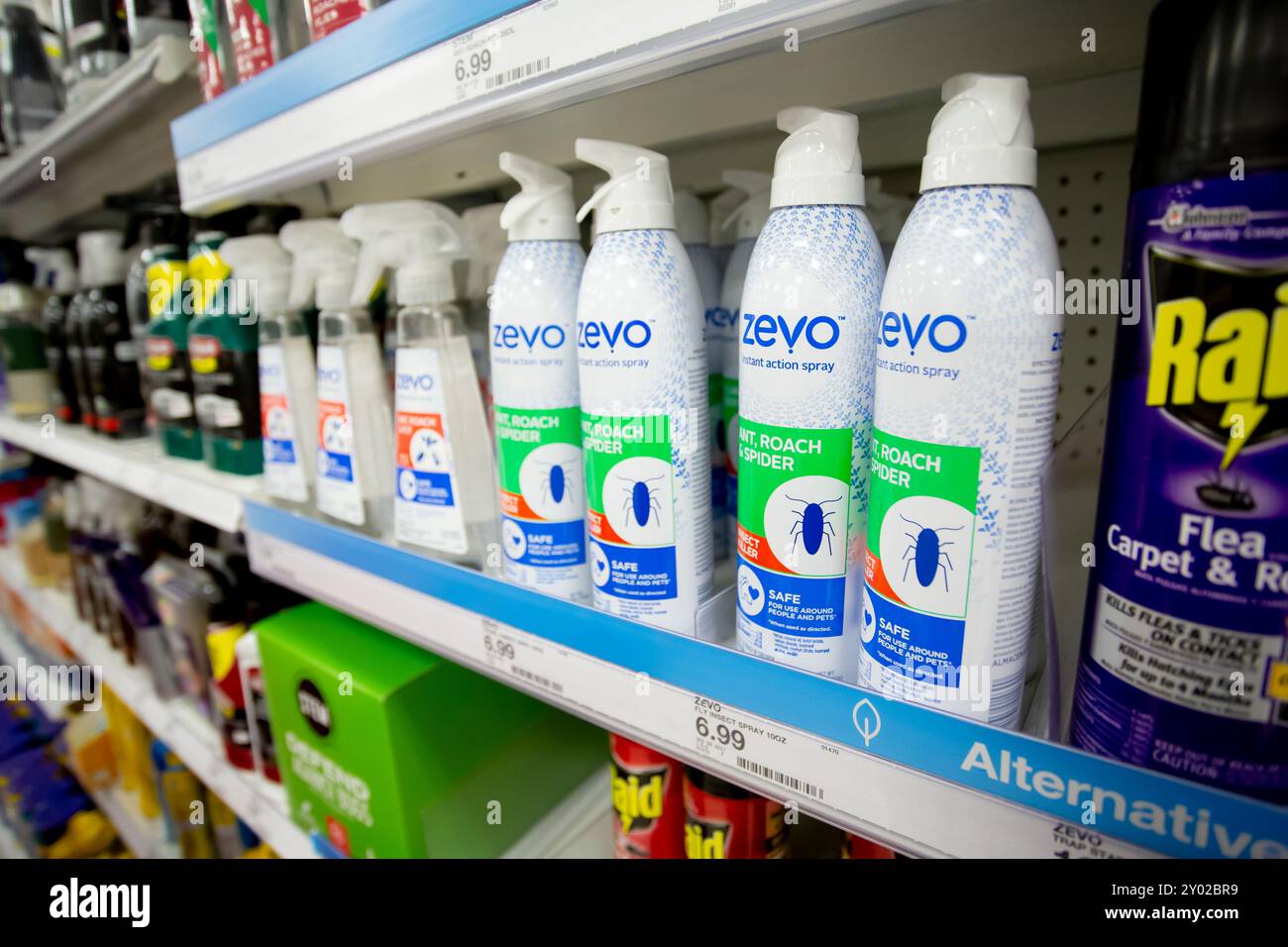 Los Angeles, California, Stati Uniti - 05-20-2022: Una vista di diversi contenitori di Zevo insetti spray, in mostra in un grande magazzino locale. Foto Stock