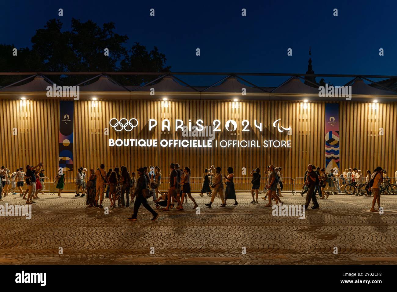 Parigi, Francia - 10 agosto 2024: Facciata della Boutique ufficiale Olympic Pop-Up sugli Champs-Elysees di notte Foto Stock