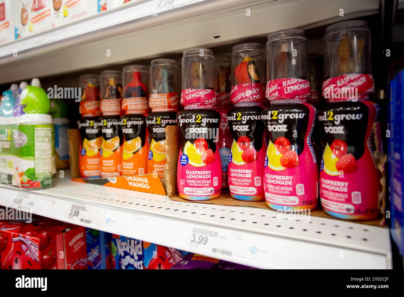Los Angeles, California, Stati Uniti - 05-20-2022: Una vista di diversi buoni 2 drink per bambini, in mostra in un negozio di alimentari locale. Foto Stock