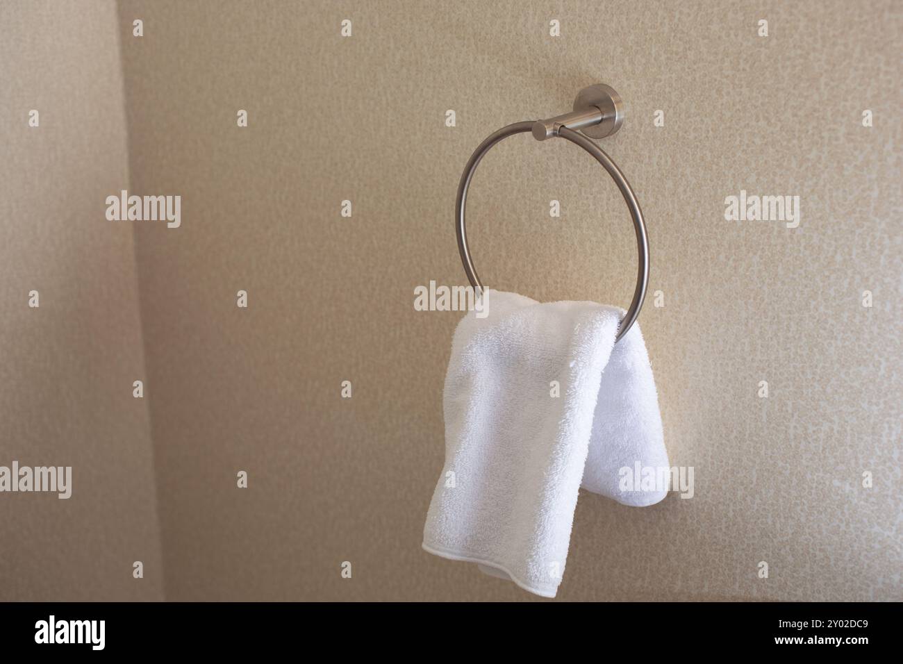 Vista di un asciugamano appeso su un portasciugamani in bagno. Foto Stock