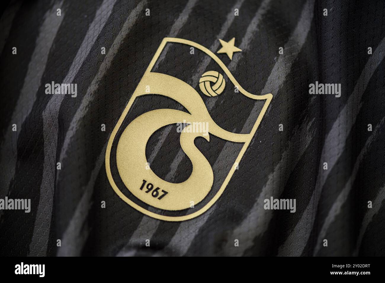 TRABZON, TURCHIA - 25 AGOSTO 2014. - Emblema della squadra turca di calcio Trabzonspor sulla maglia della nuova stagione. Foto Stock
