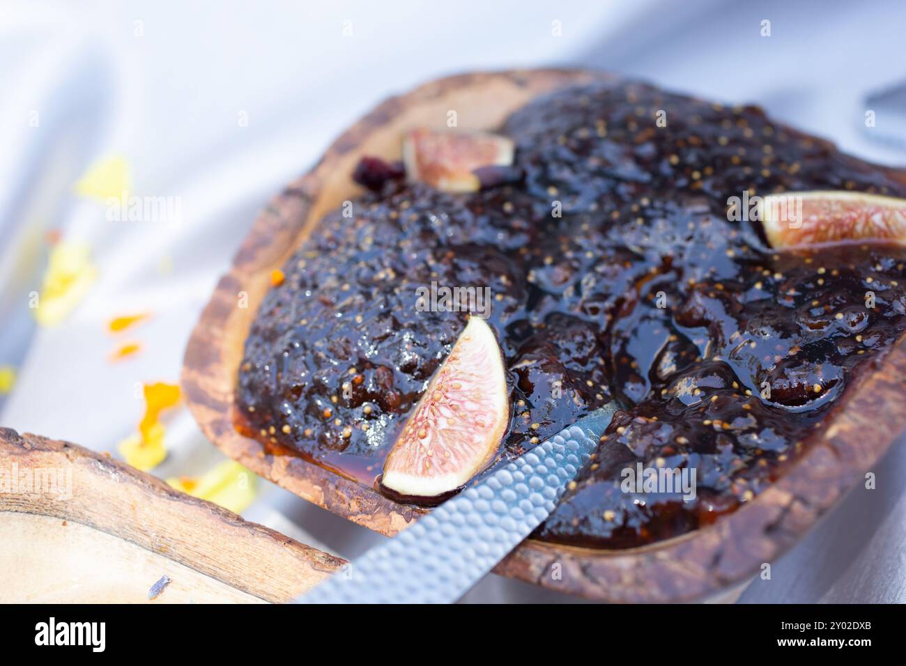 Vista ravvicinata di una ciotola rustica in legno di marmellata di fichi. Foto Stock
