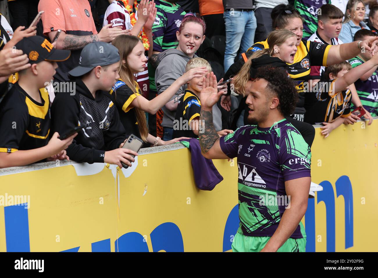 Hull, Regno Unito. 31 agosto 2024. MKM Stadium, West Park, Hull, Humberside, East Yorkshire, 31 agosto 2024. Betfred Super League Hull FC vs Castleford Tigers Liam Horne dei Castleford Tigers festeggia con i tifosi a tempo pieno Credit: Touchlinepics/Alamy Live News Foto Stock