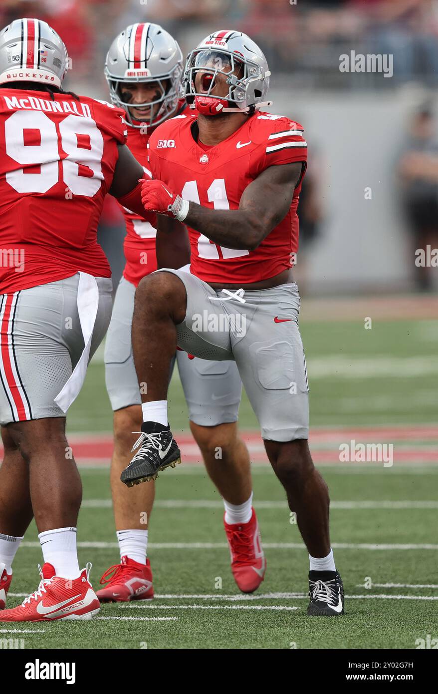 Columbus, Stati Uniti. 31 agosto 2024. Gli Ohio State Buckeyes C.J. Hicks (11) celebrano un sack nel primo quarto contro il quarterback di Akron Zips Ben Finley (10) nel primo quarto a Columbus, Ohio, sabato 31 agosto 2024. Foto di Aaron Josefczyk/UPI credito: UPI/Alamy Live News Foto Stock