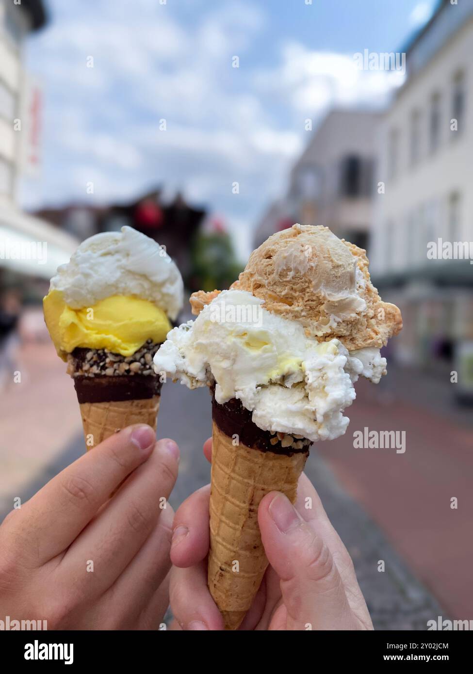 Walnuss, Vanille, Schokolade, pistatzie Eiscreme in einer Waffel in der Hand gehalten Foto Stock
