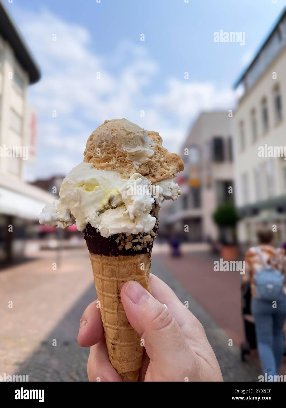 Walnuss, Vanille, Schokolade, pistatzie Eiscreme in einer Waffel in der Hand gehalten Foto Stock