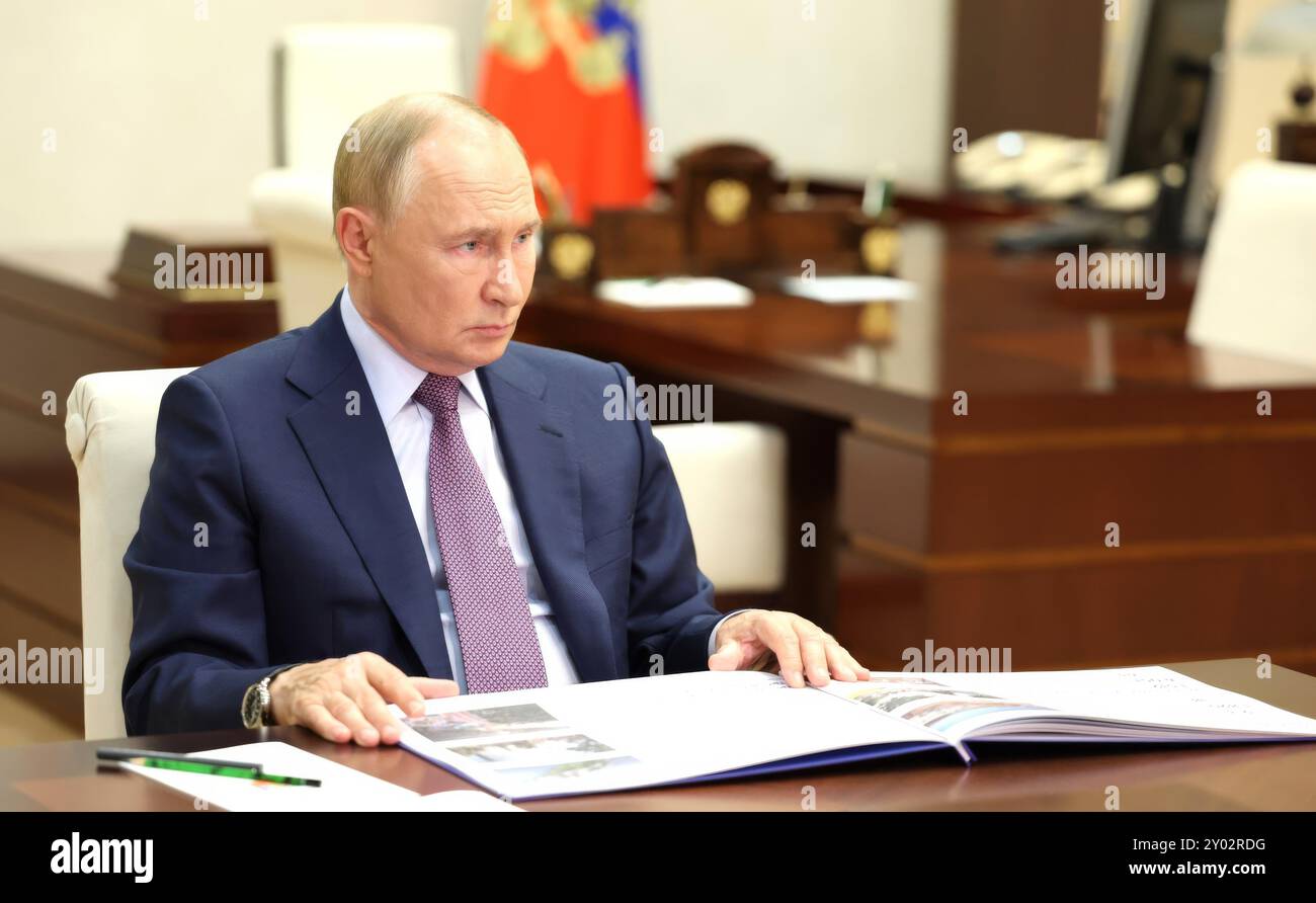 Novo-Ogaryovo, Russia. 30 agosto 2024. Il presidente russo Vladimir Putin, ascolta il governatore facente funzione della regione di Samara Vyacheslav Fedorishchev, durante un incontro faccia a faccia nella residenza presidenziale ufficiale, il 30 agosto 2024, a Novo-Ogaryovo, Oblast di Mosca, Russia. Crediti: Alexander Kazakov/piscina del Cremlino/Alamy Live News Foto Stock