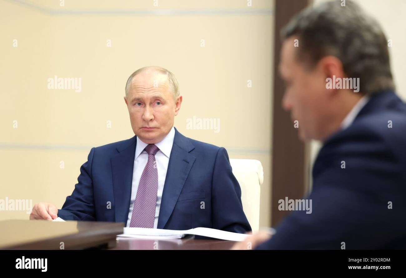 Novo-Ogaryovo, Russia. 30 agosto 2024. Il presidente russo Vladimir Putin, a sinistra, ascolta il governatore della regione di Vologda Georgy Filimonov durante un incontro faccia a faccia nella residenza presidenziale ufficiale, il 30 agosto 2024, a Novo-Ogaryovo, Oblast di Mosca, Russia. Crediti: Alexander Kazakov/piscina del Cremlino/Alamy Live News Foto Stock