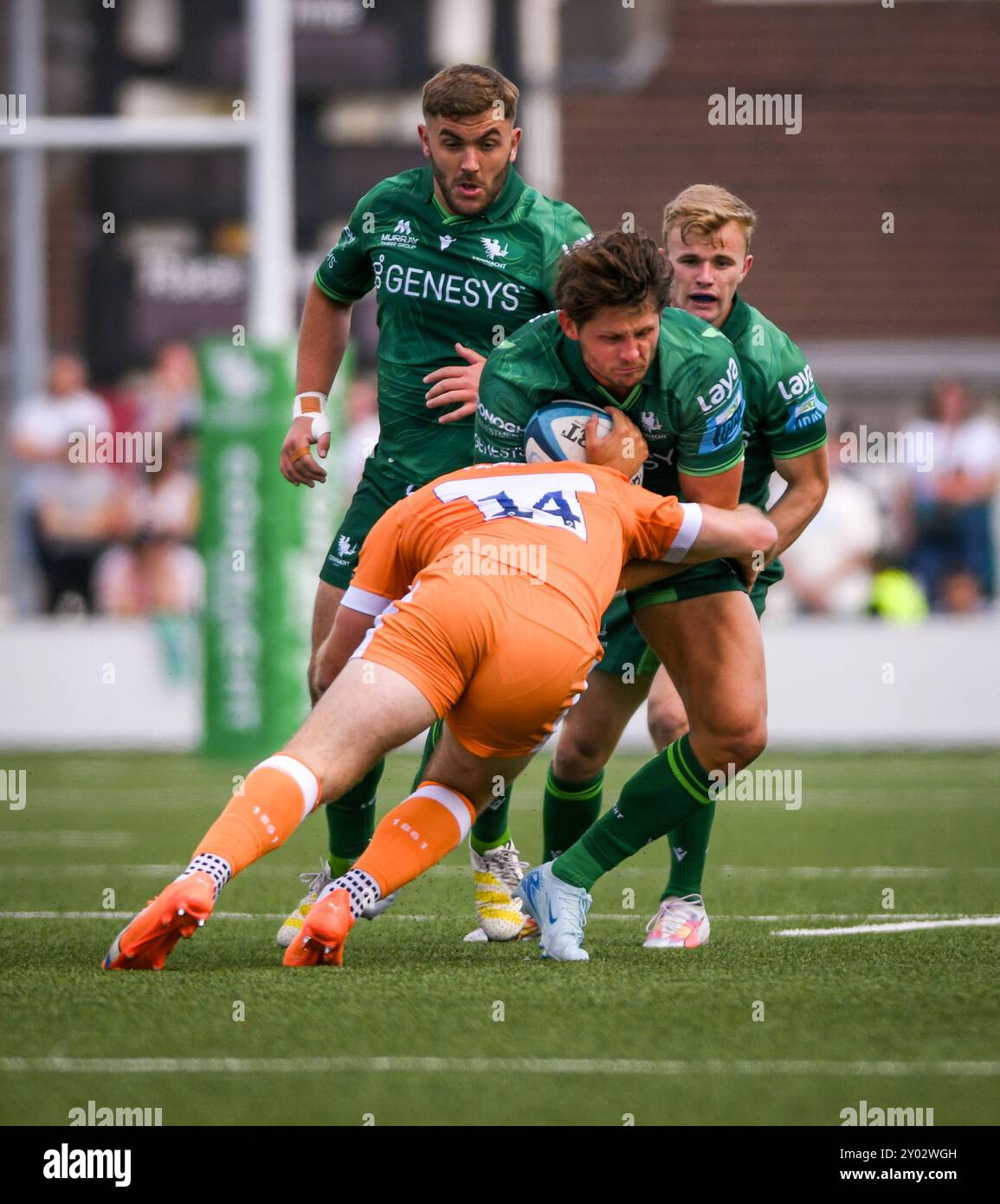 Galway, Irlanda. 31 agosto 2024. Piers o'Conor di Connacht è affrontato da Tom o'Flaherty di sale Sharks Credit: Don Soules/Alamy Live News Foto Stock