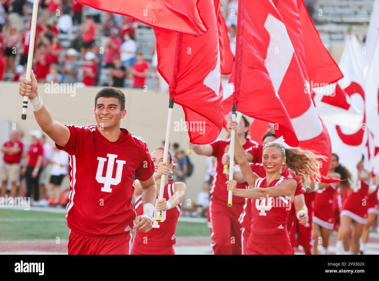 Bloomington, Stati Uniti. 31 agosto 2024. BLOOMINGTON, INDIANA - AGOSTO 31: Le cheerleader della IU celebrano un touchdown durante una partita di football della NCAA il 31 agosto 2024 al Memorial Stadium di Bloomington, Indiana. ( Crediti: Jeremy Hogan/Alamy Live News Foto Stock