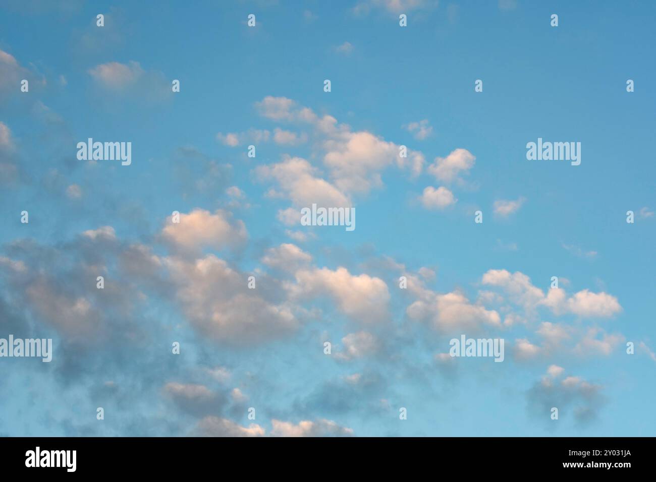 Sfondo di nuvole di cumulus su un cielo blu durante il crepuscolo. Foto Stock