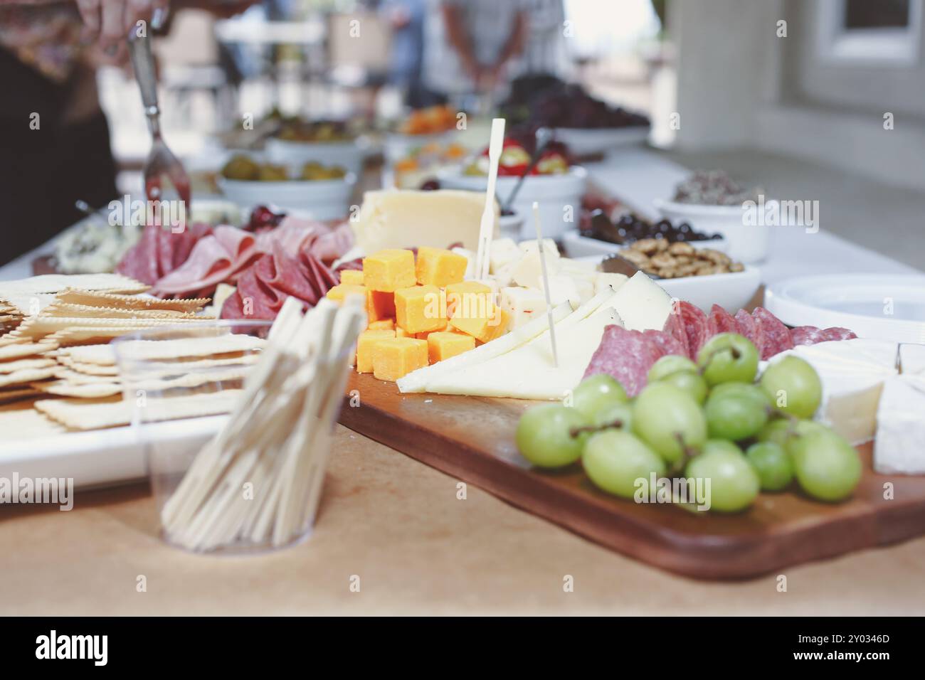 Vista di un tavolo da pascolo, visto durante un evento con servizio catering locale. Foto Stock