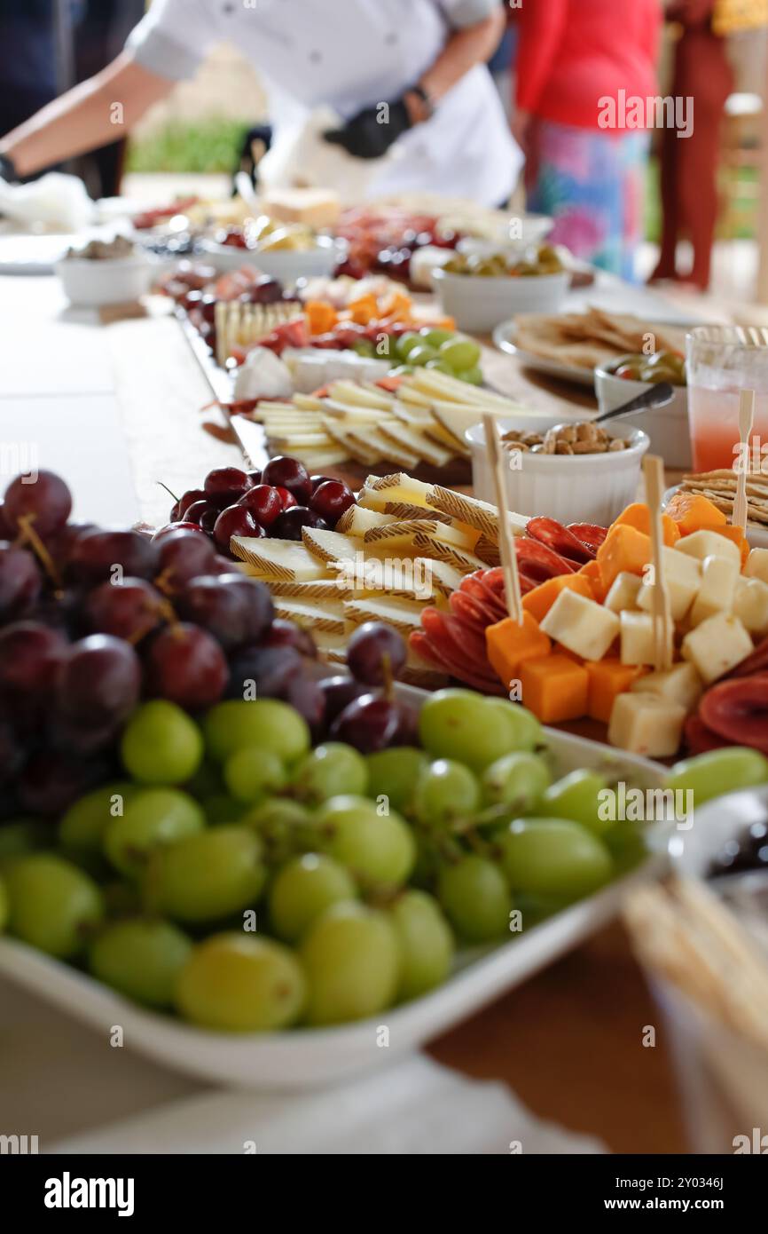 Vista di un tavolo da pascolo, visto durante un evento con servizio catering locale. Foto Stock