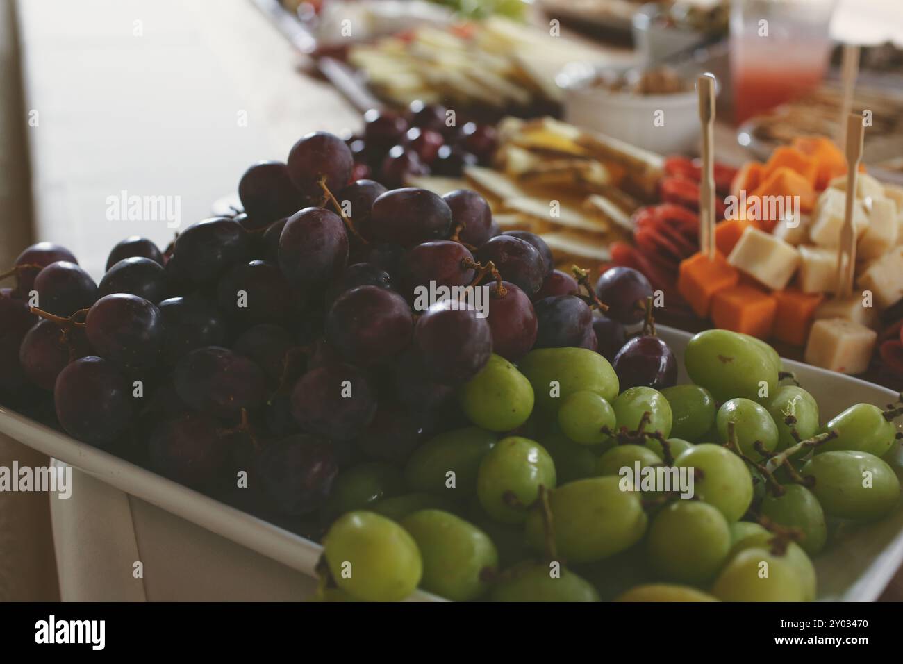 Vista su un tavolo da pascolo, con un piatto di uva da tavola. Foto Stock