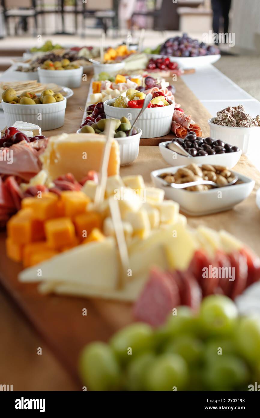 Vista di un piatto di formaggi, visto durante un evento locale con servizio catering. Foto Stock