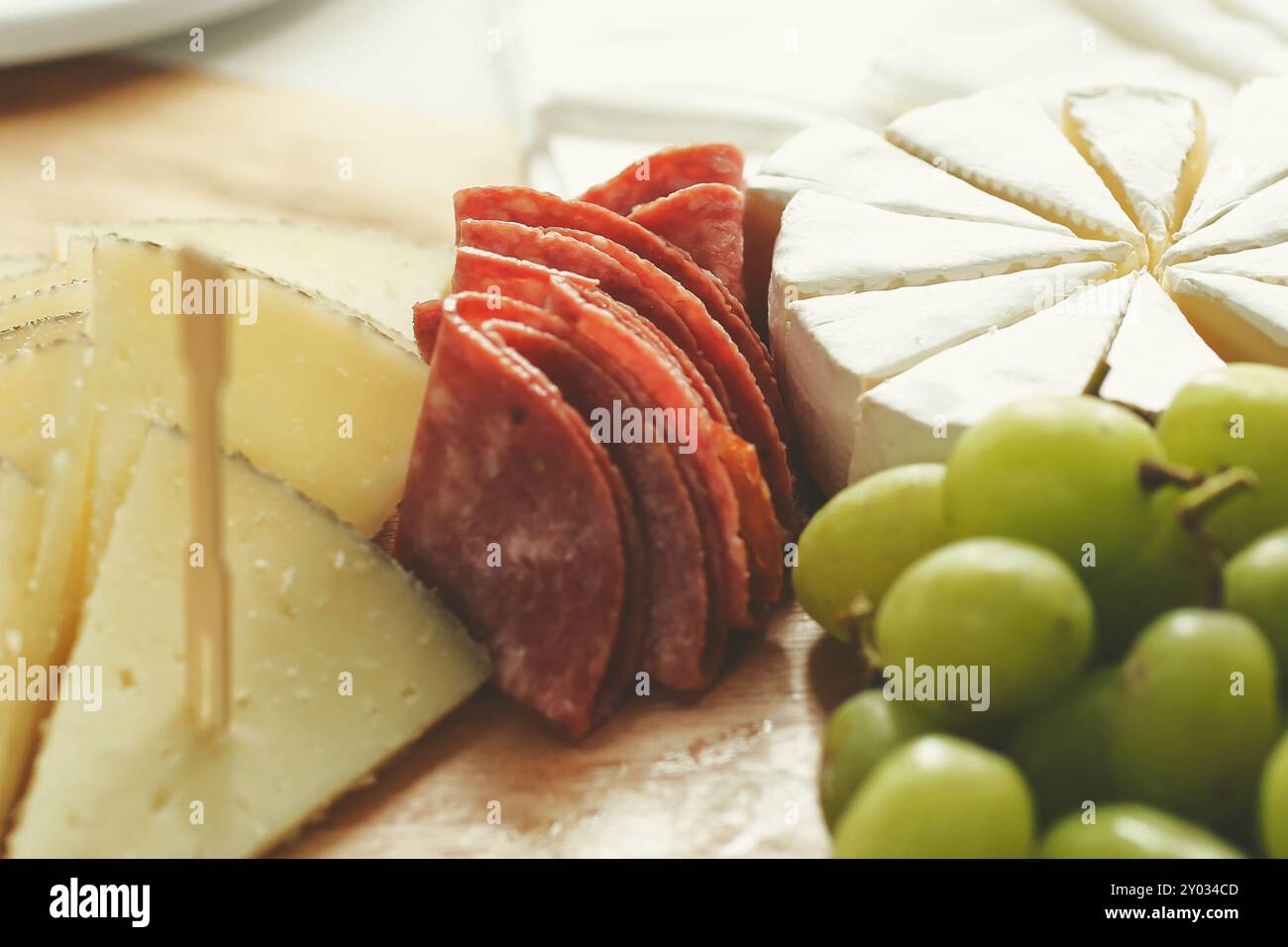 Vista ravvicinata di un tagliere di formaggi. Foto Stock