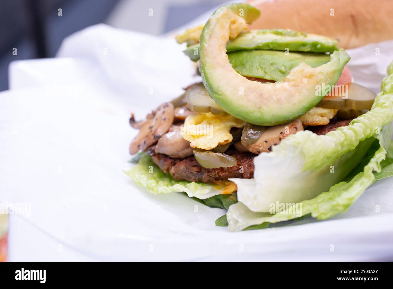 Vista di un hamburger vegetariano in stile proteico. Foto Stock
