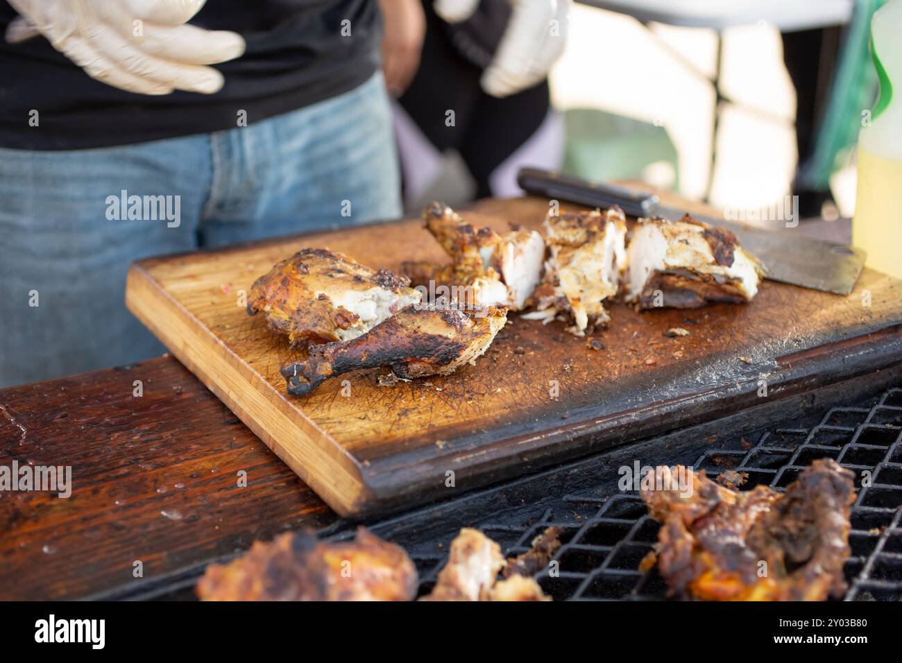 Vista di un blocco di macelleria con pollo asado tritato. Foto Stock