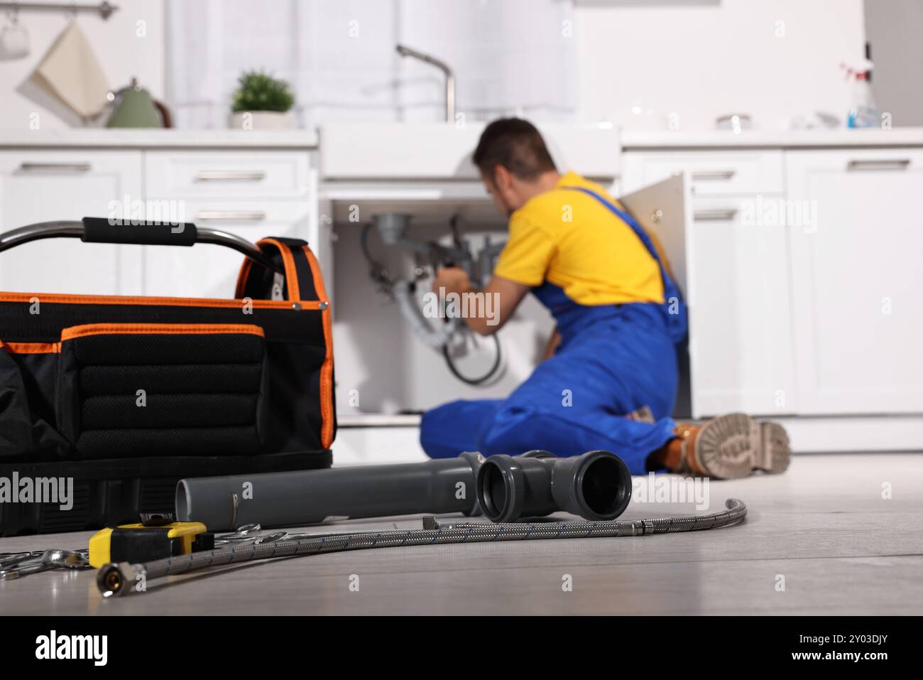 Sistema professionale di tubazioni per il fissaggio dell'idraulico a casa, con particolare attenzione agli utensili Foto Stock