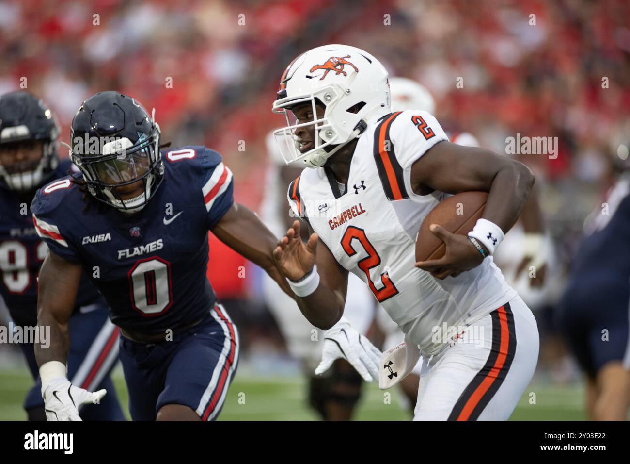 31 agosto 2024: Il quarterback dei Campbell Fighting Camels Chad Mascoe Jr. (2) esce dalla tasca durante la partita di football NCAA tra i Campbell Fighting Camels e i Liberty Flames al Williams Stadium di Lynchburg, Virginia. Jonathan Huff/CSM Foto Stock