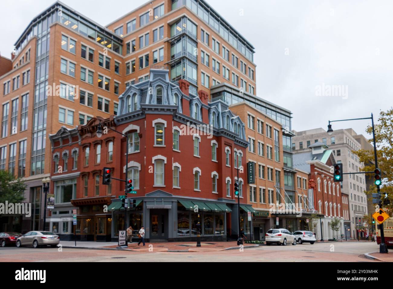 Un edificio storico rosso in F e 10th Street nel centro di Washington DC, USA Foto Stock