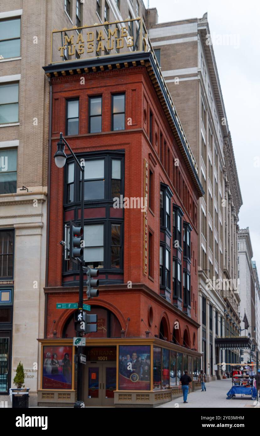 Un edificio storico rosso in F e 10th Street nel centro di Washington DC, USA Foto Stock