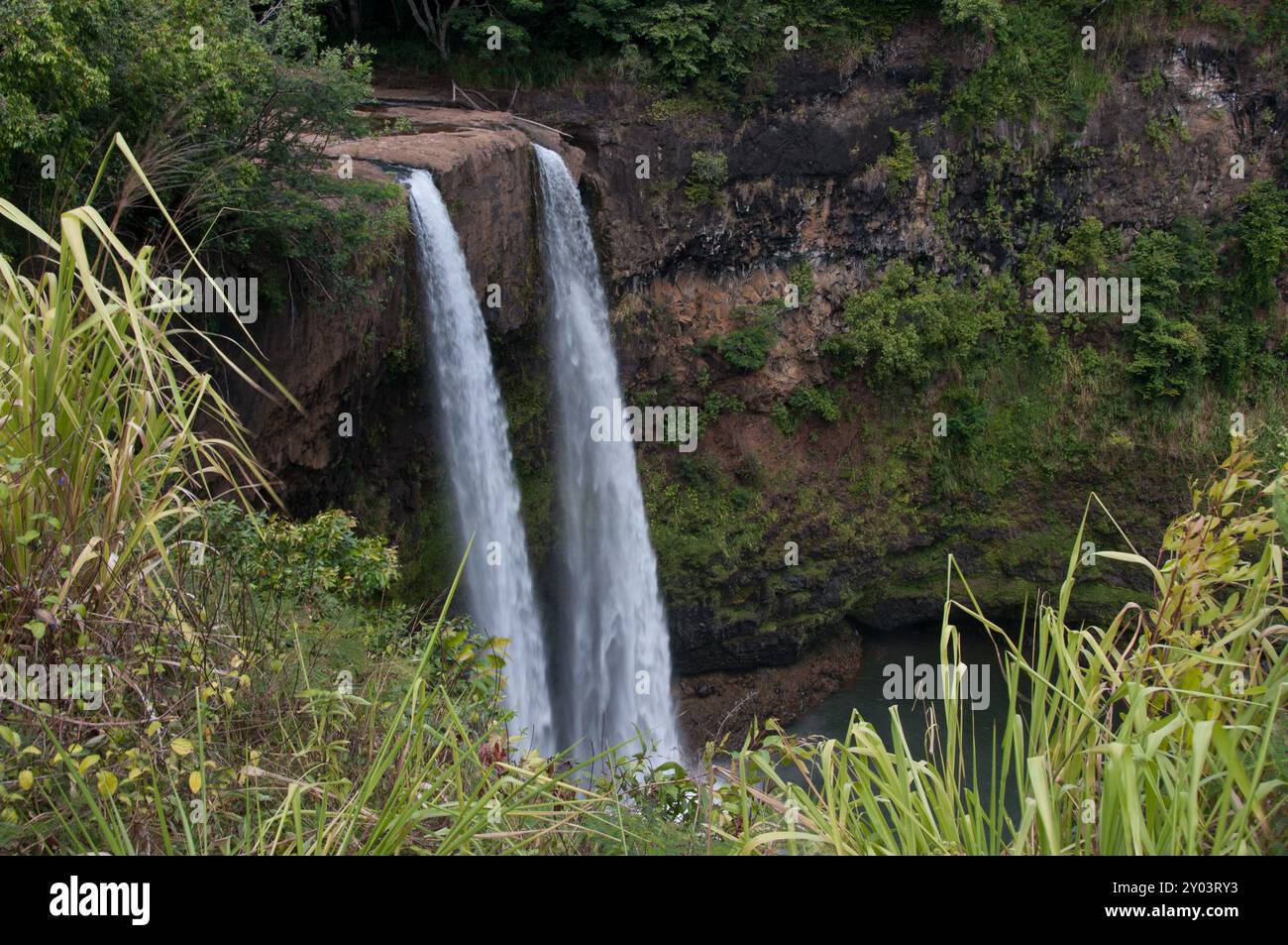 Le cascate Double Waterfall Wailua Falls attraversano la foresta di Kauai Hawaii Foto Stock